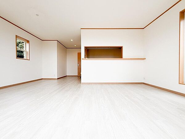 会話を楽しみながら調理できる対面式キッチン。リビングを見渡せる開放的な設計と広い調理スペース・豊富な収納が、毎日の家事を楽しいひとときに変えてくれます。