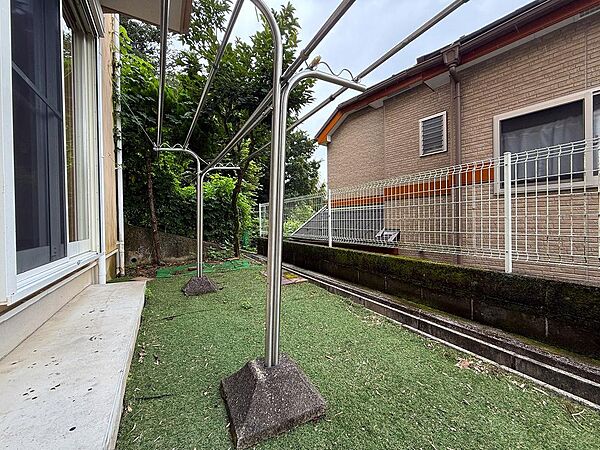 広々とした庭スペースは、お子様が遊ぶ場所や家庭菜園など多目的に活用できます。屋外での時間が豊かになる、戸建てならではの魅力的なスペースです。