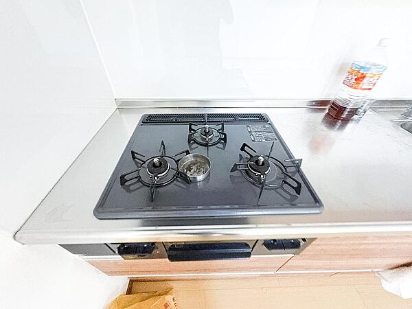 毎日料理をする、料理が好き、家族が多くて量を作る必要がある、等の方々にとっては必須の3口コンロ。同時進行で効率アップはもちろん鍋を移動する回数が減り、無駄な動きを軽減することが出来ます。