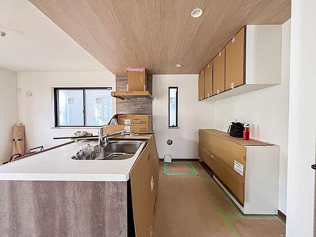 「木目調の下がり天井キッチン」オシャレな空間を演出。大型カップボード完備で収納力もです。