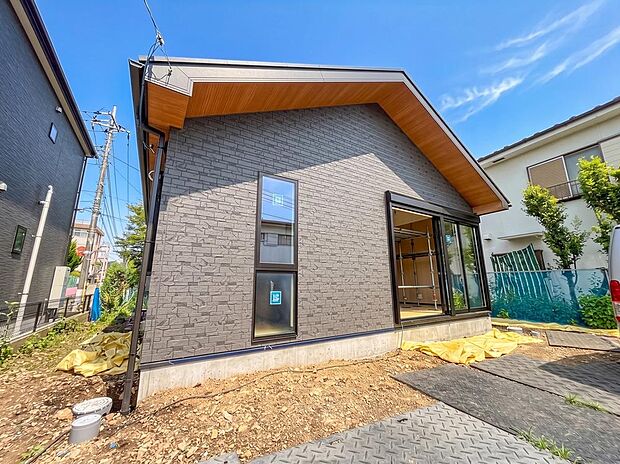 「大きな掃き出し窓と外観」黒基調のシックなデザイン。ウッドデッキ設置予定の大開口窓が印象的です。