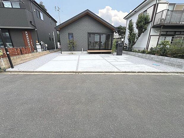 「南側5.0m私道に接道」陽当り良好で開放感あるロケーション。お車の出し入れやすれ違いも楽々です。