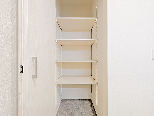 脱衣所に備え付けられた壁面収納。脱衣所をスッキリ保つことができます。