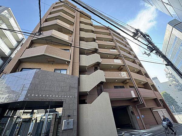 スタイリッシュなデザインが目を引く集合住宅です。1階には駐車場を完備しており、お子様との外出や買い出しにも便利。ご家族の暮らしを快適に彩ります。