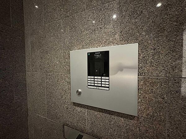 洗練されたデザインのオートロックシステムが、ご家族の安心な暮らしを守ります。来訪者をしっかり確認できるので、子育て世帯も安心です。