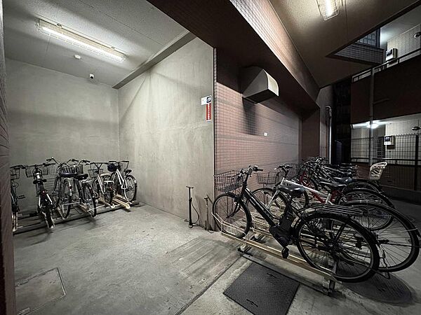 雨の日も安心の屋根付き駐輪場を完備。お子様の送り迎えや週末のサイクリングなど、自転車ライフを快適にサポートします。