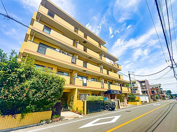 配色が印象深い外観部分。奇抜になり過ぎない中にもオリジナリティを感じさせるデザインです。現地（2026年8月）撮影