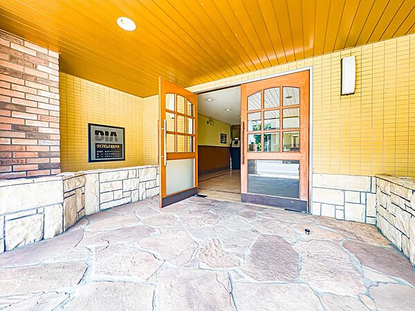 「牛浜」駅から徒歩約4分の利便性に優れたマンション。コンビニ・スーパーが近く暮らしやすい立地です。現地（2026年8月）撮影