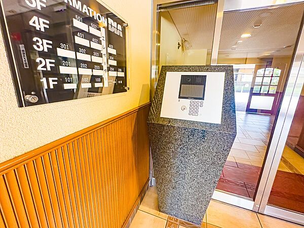 小さいお子様や女性にも安心なオートロック付き物件。セキュリティ面は住まう上で大切なポイントです。現地（2026年8月）撮影