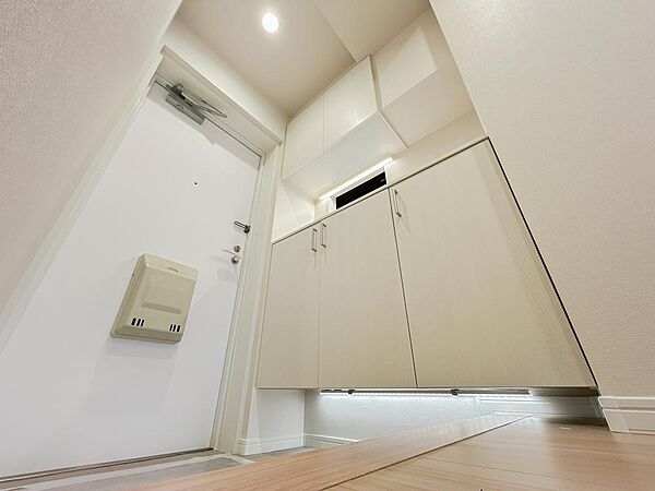 人を迎え入れる最初の場所だからこそ、清潔感があり纏まった空間に
