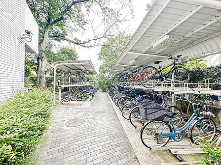 「屋根付き・防犯カメラ完備の駐輪場」雨風から大切な自転車を守り、サビや汚れを防止します。防犯カメラも設置されており盗難対策も安心。毎日の通勤・通学やお買い物に自転車を利用される方に嬉しい設備です。