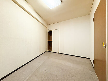 複数設置された窓からは、心地よい採光がお部屋に降り注ぎます。心地の良い空間をお楽しみください。