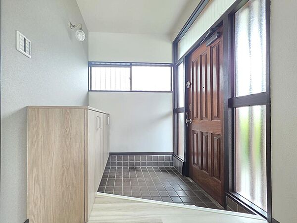 玄関は窓やガラス部分から自然光を取り込める、明るくゆとりのある空間です。シューズボックスを備え、靴類をすっきり収納できます。広さのある土間は出入りもしやすく、毎日の外出や帰宅を心地よく迎えます。