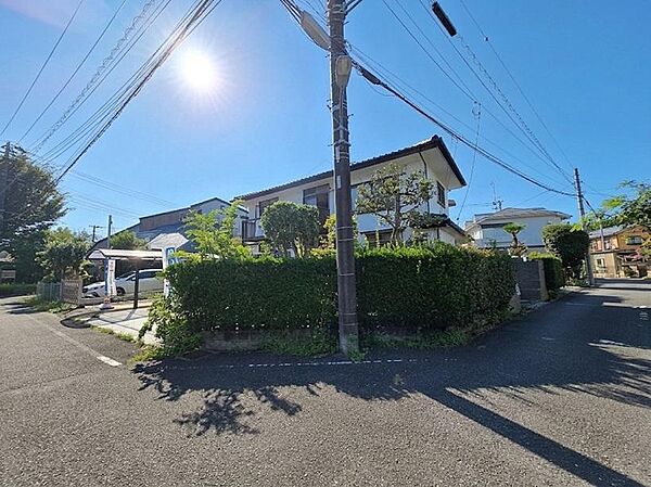 東南角地に位置し、二方向が道路に面した開放感のある立地です。周囲は低層住宅を中心とした街並みで、敷地のゆとりも感じられます。建物の外壁・屋根は塗装済で、耐震補強工事や防蟻処理も実施されています。
