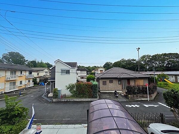2階からは低層住宅が広がる穏やかな街並みを見渡せます。前面に高い建物が少なく、空の広がりを感じられる眺望です。周囲には緑も点在し、開放感のある景色を日常の中でゆったりと楽しめる住環境です。