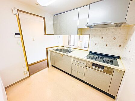 毎日のお料理をするにあたって、キッチンの機能性は重要事項。豊富な収納力を誇る収納を上下に完備した、使い勝手の良いキッチンです。2026/8/20撮影