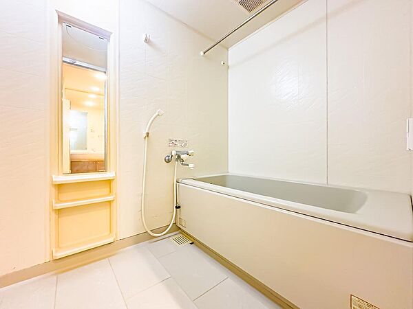 バスルームは、1日の疲れを取り、心身を癒すことができる場所。住まいの中のリラクゼーション空間です。浴室乾燥機も完備されております。2026/8/20撮影