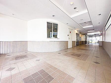 小さいお子様や女性にも安心なオートロック付き物件。セキュリティ面は住まう上で大切なポイントです。宅配ボックス、AEDを完備しております。2026/8/20撮影
