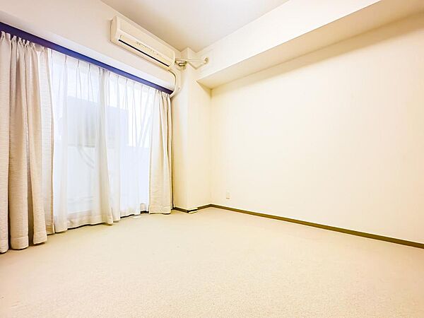 ホワイトベースの居室は、飽きが来ず家具やレイアウトが映えるお部屋です。バルコニーに出ることができます。2026/8/20撮影