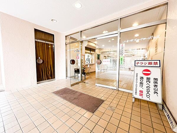「明るく清潔なエントランス」広々としたガラス扉。管理体制の良さが伺える整頓された入口です。