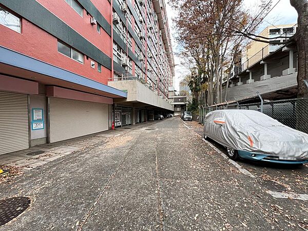 「ゆとりある敷地内通路」お車の出し入れや日々の敷地内移動もスムーズに行える広さです。