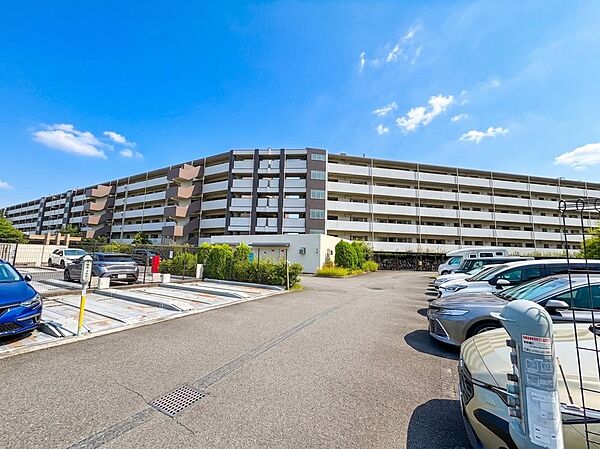 穏やかな風と陽光を導き、プライバシーに配慮された設計プランを採用し、居住性を一段と心地よいものにしています。