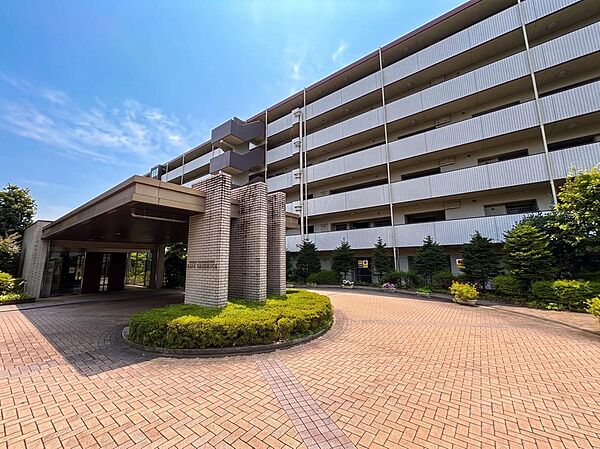 住む人を映し出す洗練された佇まいは、いつまでも輝き続けながらいつしか街の風景に溶け込んでいきます。