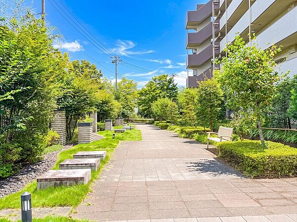 敷地内にくつろぎのスペース。水が流れるいやしの場所。共用部