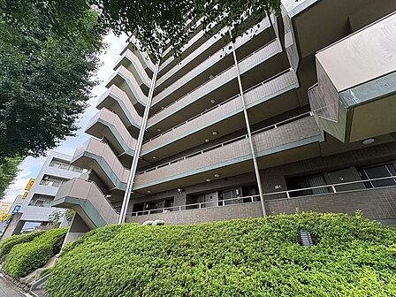 緑豊かな環境に佇む、モダンな外観のマンション。広々としたバルコニーは、家族の笑顔が溢れる素敵な時間と、開放感あふれる暮らしを演出します。