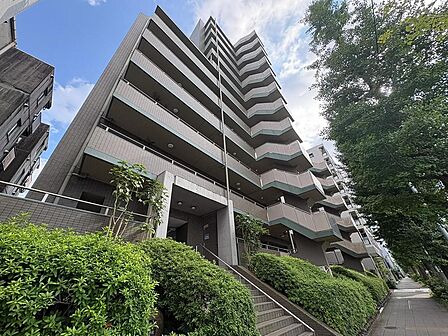 緑豊かな植栽に囲まれた、落ち着いた雰囲気のマンション外観です。洗練されたデザインのバルコニーが印象的で、家族みんなで快適な毎日を過ごせるでしょう。