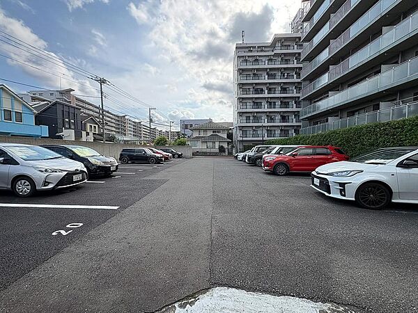 広々とした敷地内駐車場は、家族のカーライフを豊かに彩ります。お子様との外出もスムーズで安心です。
