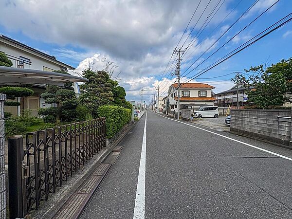 青空が広がる閑静な住宅街。お子様との散歩や家族での穏やかな暮らしにぴったりの環境です。