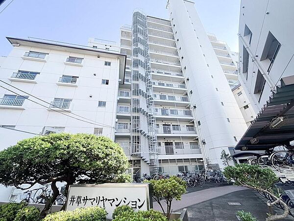 落ち着いた雰囲気の外観部分。シンプルイズベストの飽きのこないデザインです。