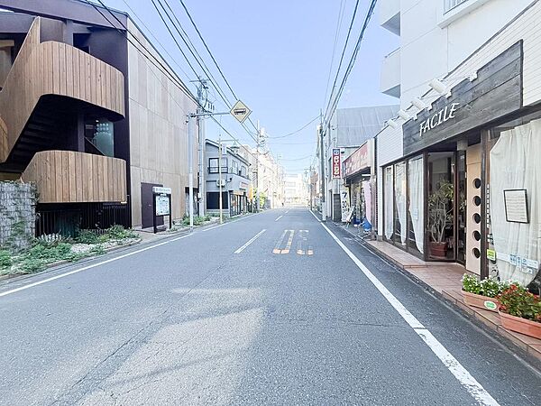 道幅が広く安心して歩行できる前面道路です。