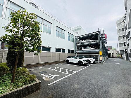 敷地内には駐車場が設けられています。空き状況についてはお気軽にお問い合わせください。