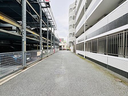 敷地内には駐車場が設けられています。空き状況についてはお気軽にお問い合わせください。