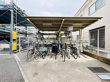 屋根付きの駐輪場を完備。雨から自転車を守ります。空き状況等はお気軽にお問い合わせください。