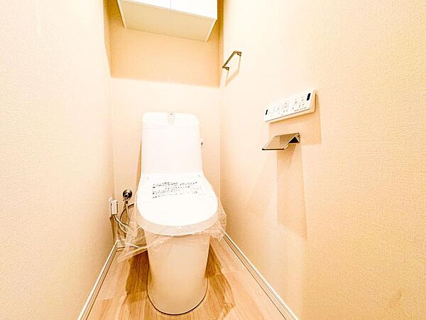 清潔感あふれるトイレは、温水洗浄機能付きで快適です。