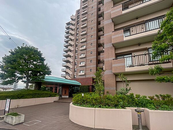豊かな植栽が住まう人を優しく出迎える、開放的なエントランスアプローチ。手入れの行き届いた綺麗な空間。
