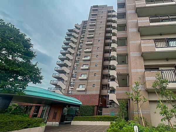 エメラルドグリーンのキャノピー屋根が印象的！手入れされた緑に囲まれた品格漂う佇まい。