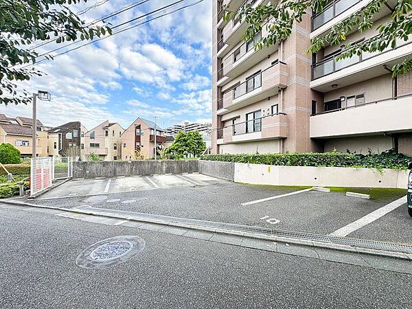 ゆとりのある敷地内駐車場で、お車の出し入れもラクラク。