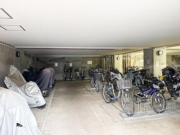 大切な自転車やバイクを雨風から守る、広々とした屋根付きの駐輪スペース。