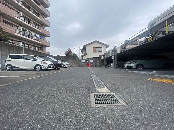 平置き＆機械式を備えた広々駐車場スペース！敷地内に設置されているため愛車へのアクセスも快適。