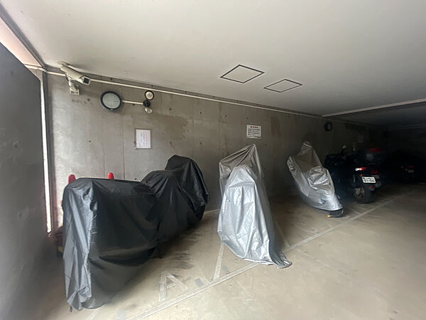 雨風から大切なバイクを守る安心の屋根付き（屋内）バイク置場！セキュリティカメラ完備で防犯面も安心。