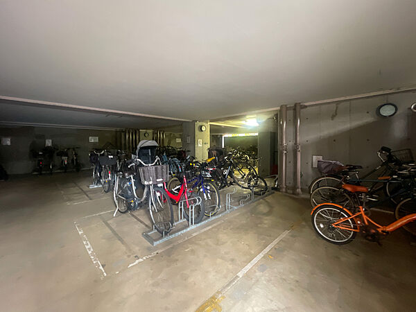 雨の日も濡れずに停められる大容量の屋内駐輪場！ラック付きでスッキリ整理整頓されています。