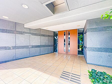 まるで高級ホテルに来たかのようなラグジュアリーな雰囲気のエントランススペース。マンションの顔とも言うべき場所です。現地(2026年8月)撮影
