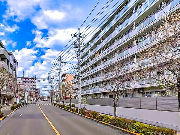落ち着いた住宅環境に位置するマンション。周辺の街並みに馴染む外観が印象的で、穏やかで良質な住環境が日常生活にゆとりある深い安らぎをいつももたらします。