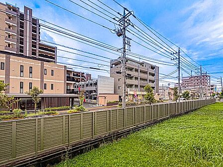 眺望の良いバルコニーは、開放感ある屋外スペースとして日常に彩りを添えます。採光も良好で洗濯物が乾きやすく、快適な住まいをサポートします。