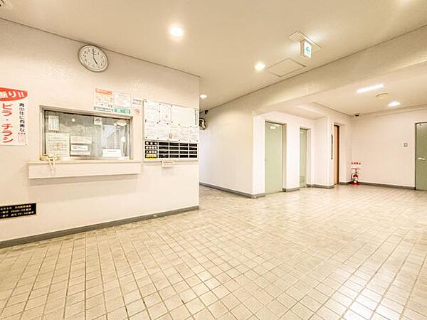 清潔感が保たれた共用廊下は、管理の行き届いたマンションの証です。毎日の動線が気持ちよく整っており、住まいへの満足度を高める快適な住環境が整っています。