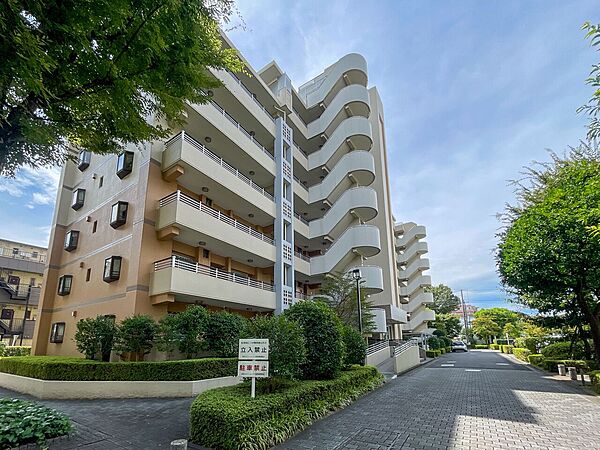 整備された石畳のアプローチと豊かな街路樹！四季折々の自然を感じながら快適に歩める住環境。